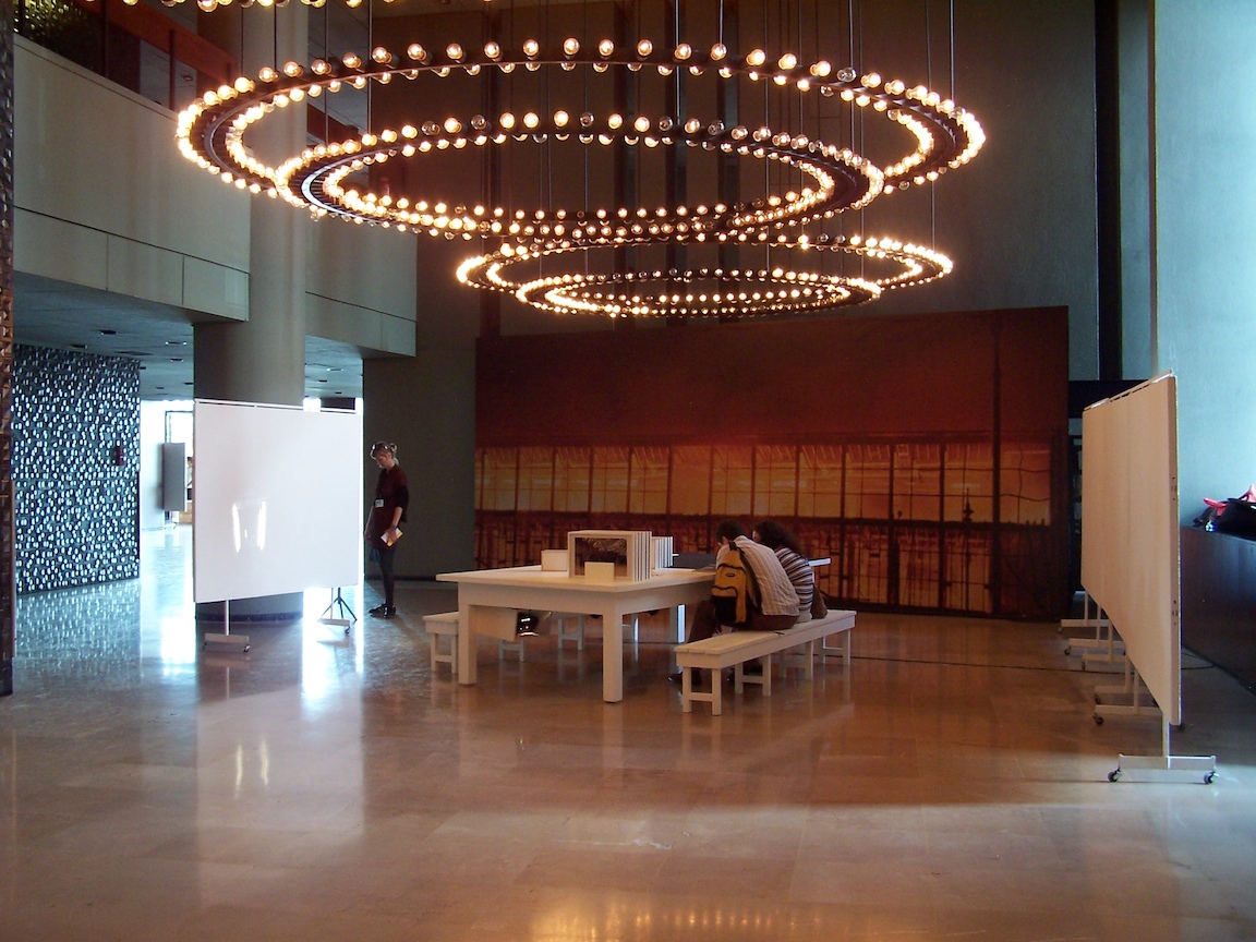 Ankara'da modern müze girişinde ziyaretçiler