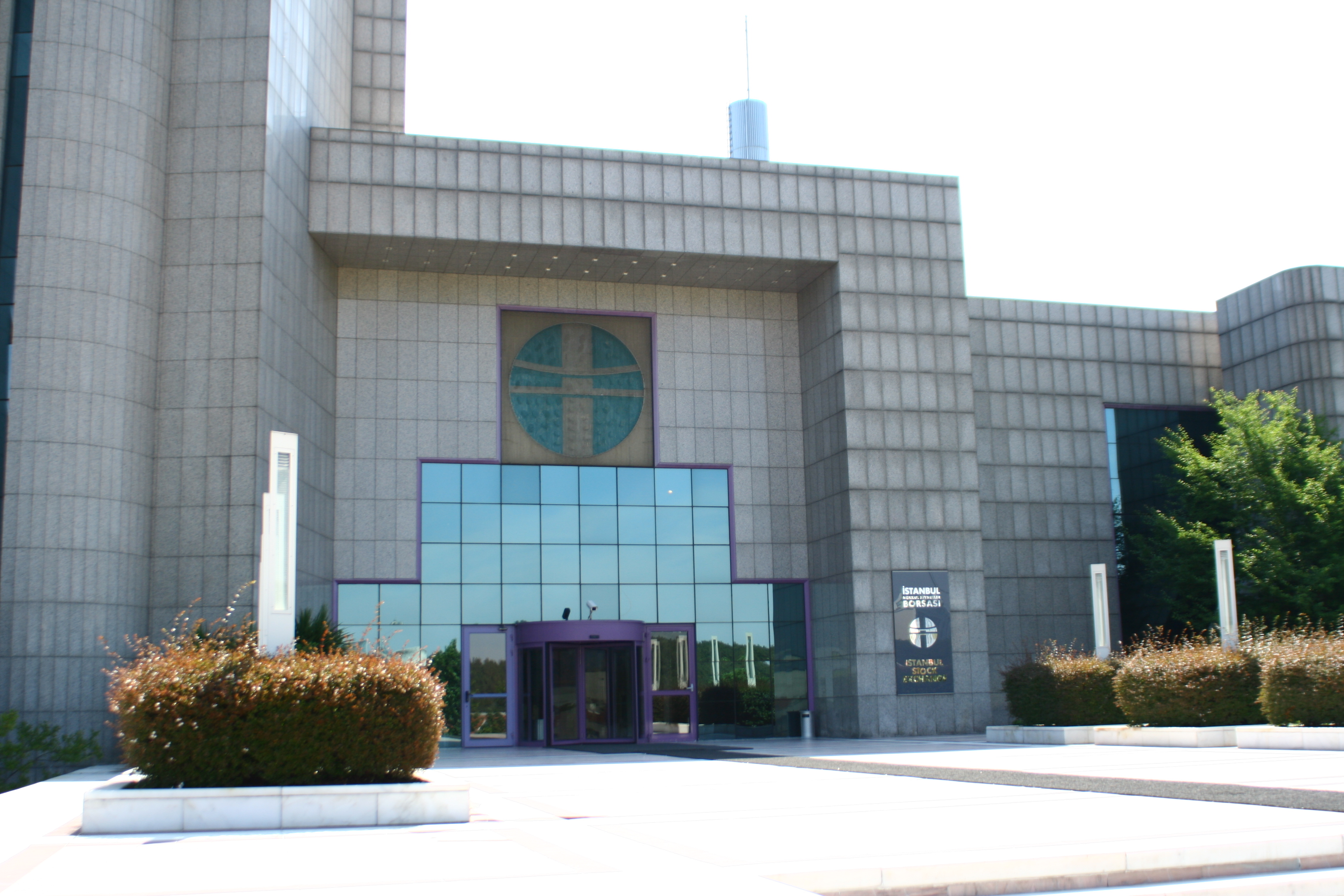 Borsa İstanbul binasının dış cephesi ve Türk bayrağı