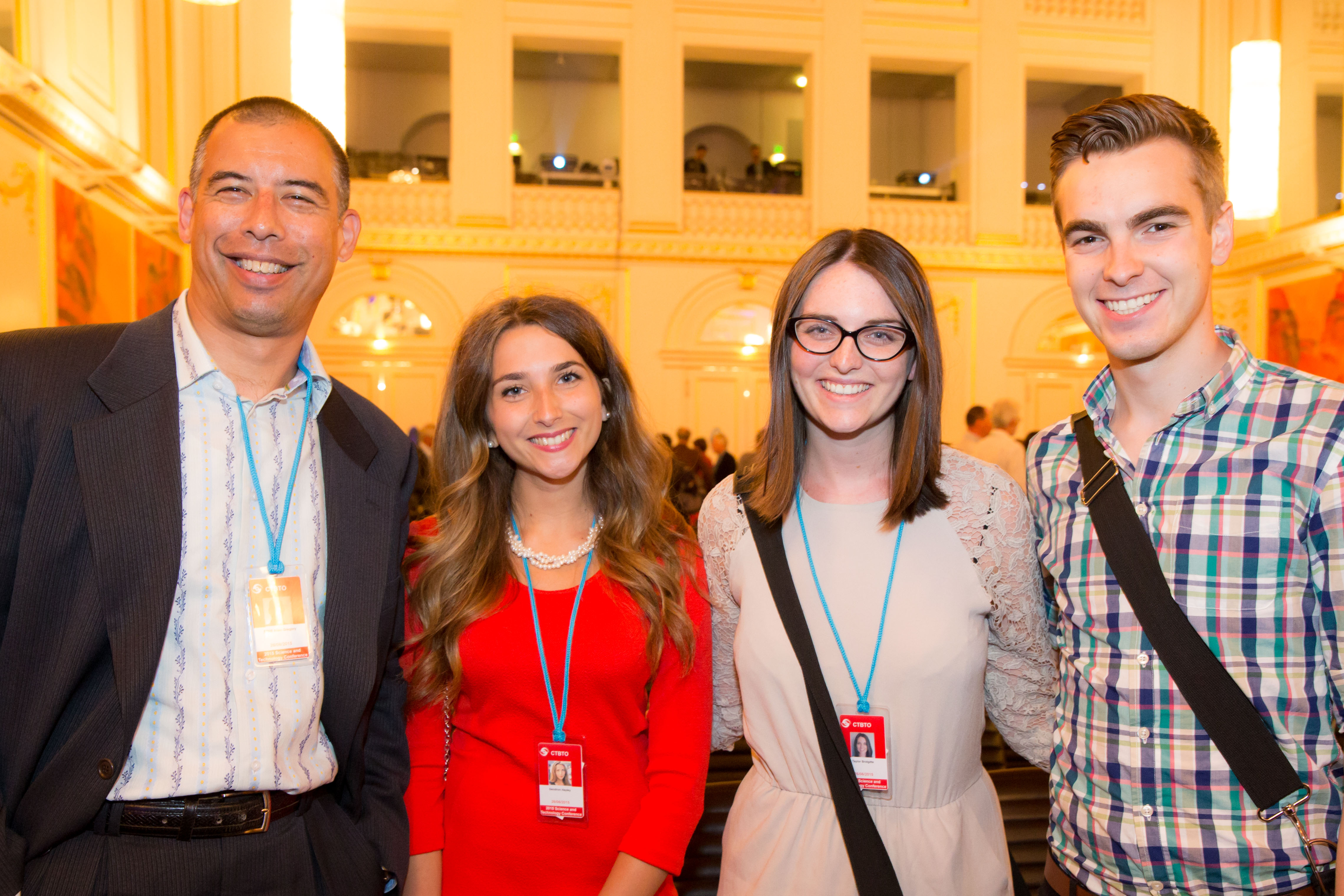 Bilim ve teknoloji konferansında sahneden konuşma yapan katılımcılar