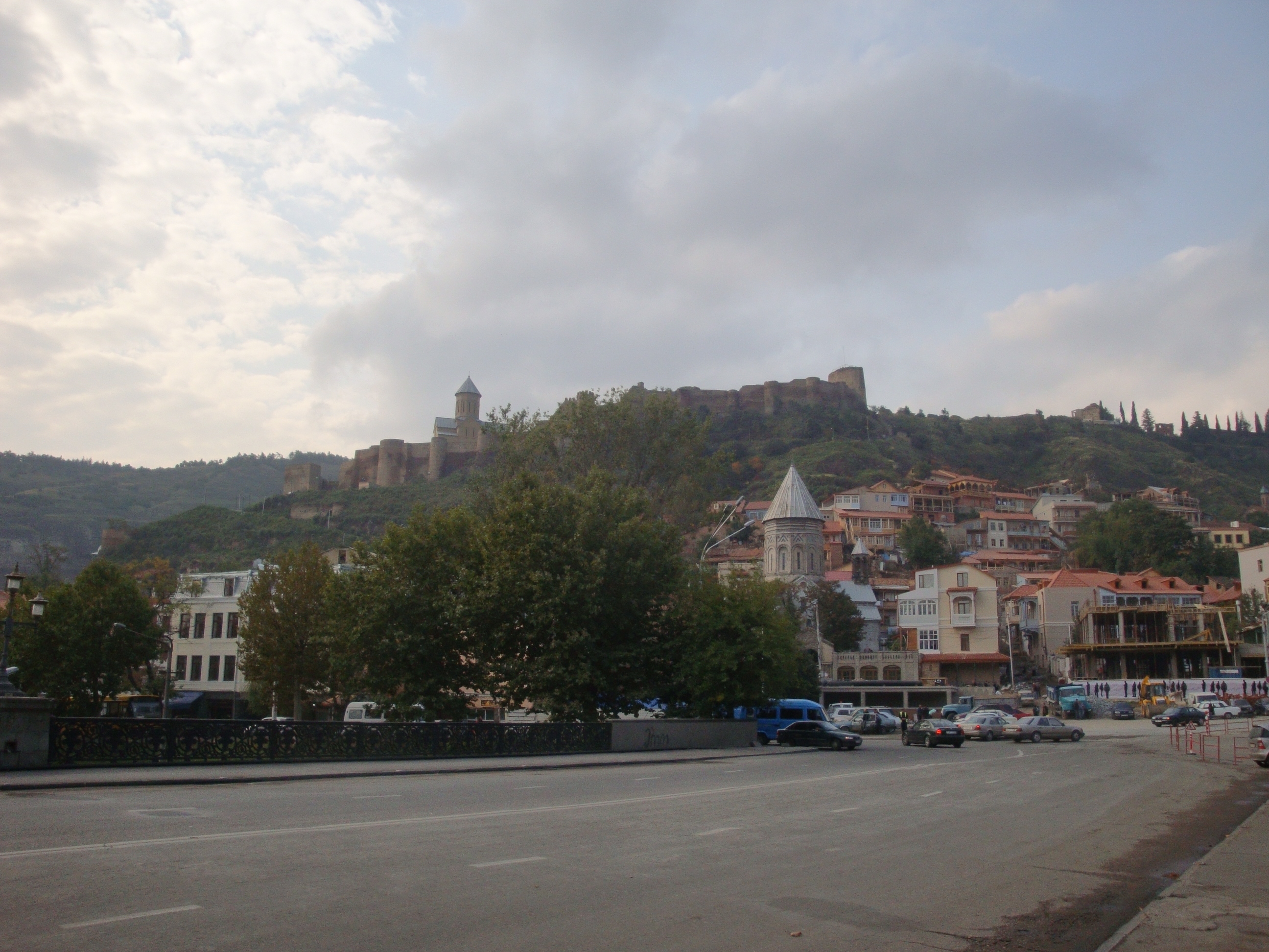 Tiflis şehir merkezinin akşamüstü panoraması