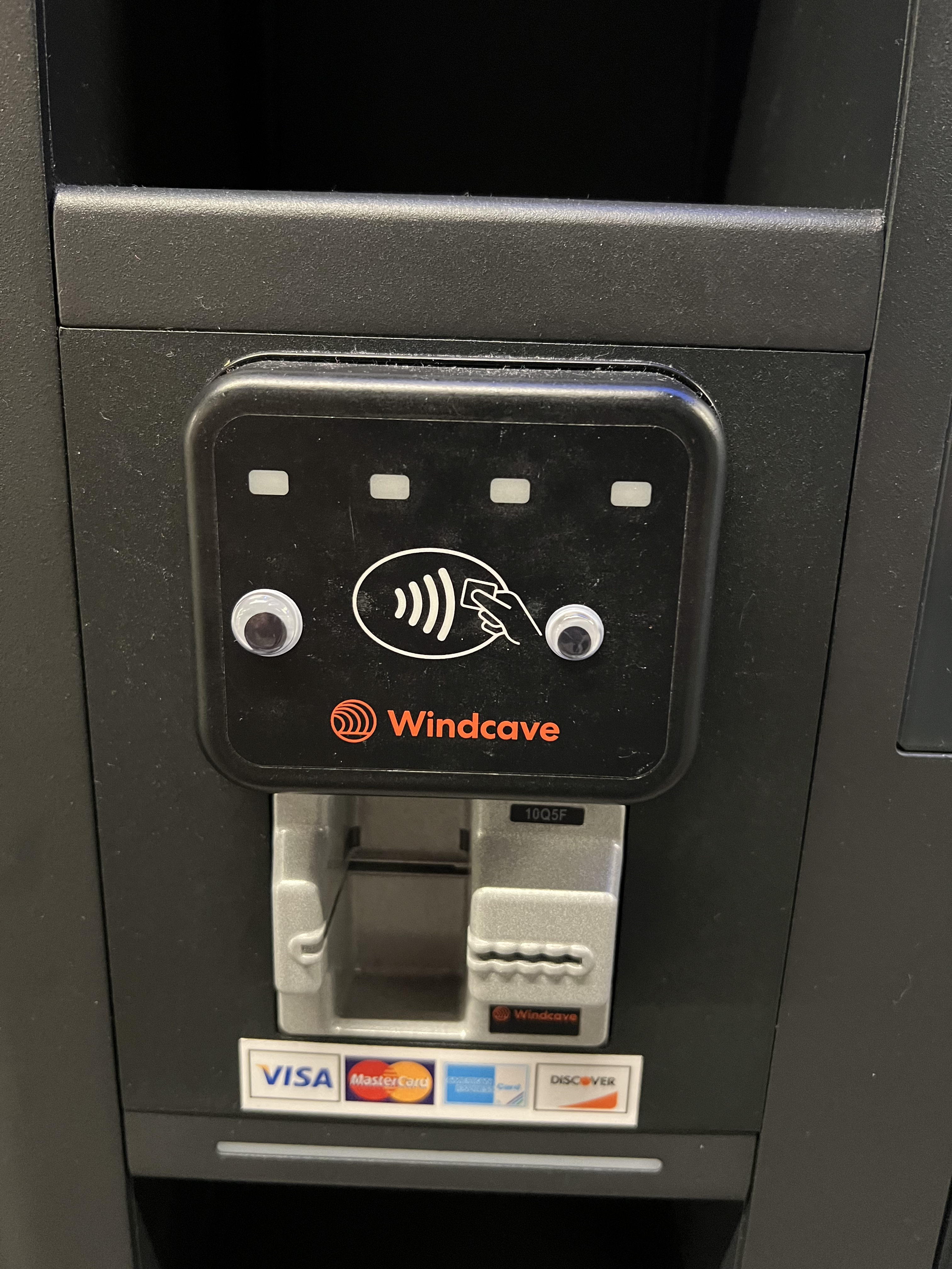 Temassız ödeme terminaline telefonunu yaklaştıran bir yolcu