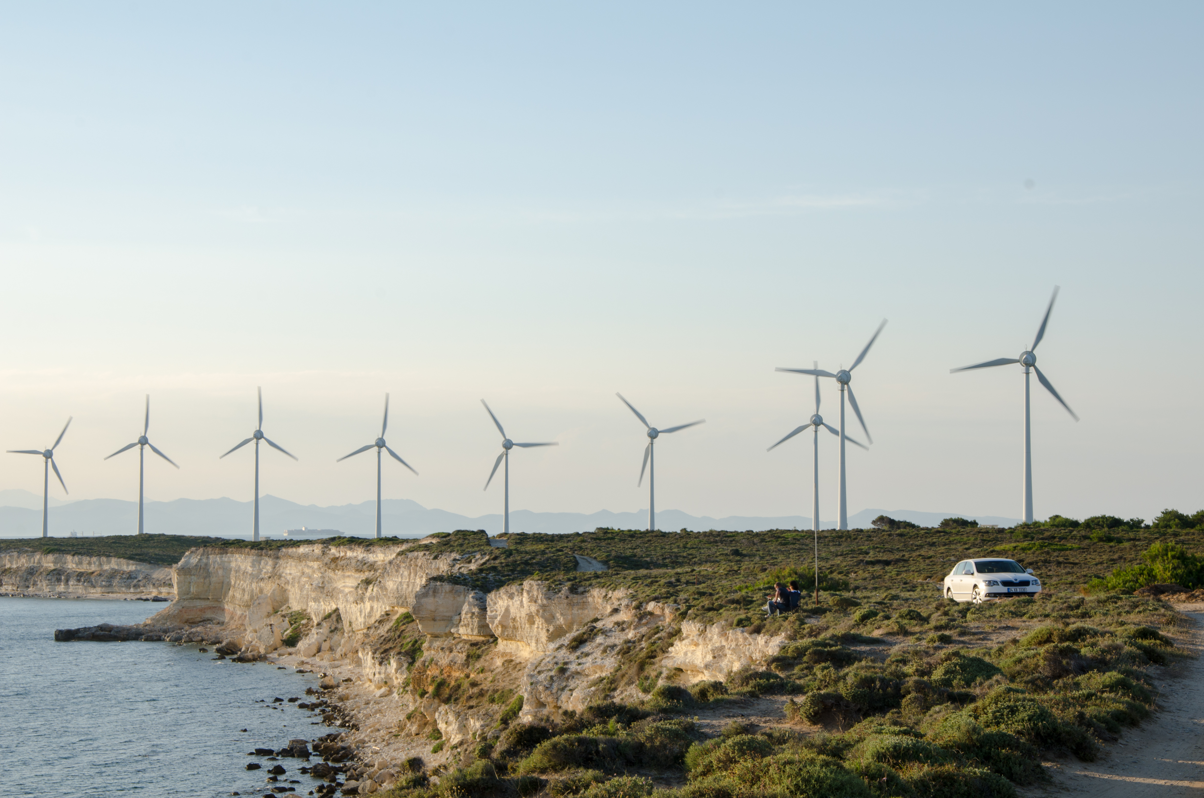 Gökçeada'da deniz kıyısındaki tepe üzerinde rüzgâr türbinleri